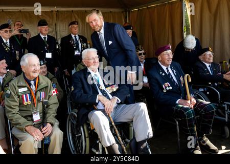 EDE, Niederlande, 2024 2011-09-21 12:50:13 EDE, 21-09-2024, Ginkelse Heide König Willem Alexander während der Luftlandezeit und des Gedenkens im Kontext von 80 Jahren Freiheit. König Willem-Alexander nimmt an der Gedenkveranstaltung auf der Ginkelse Heide Teil und legt den ersten Kranz am Luftlandedenkmal ab. FOTO: NLBeeld/Patrick van EMST Credit: NL Beeld / Patrick van EMST Stockfoto