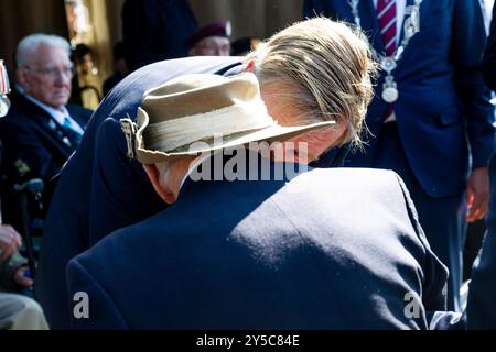 EDE, Niederlande, 2024 2011-09-21 12:52:31 EDE, 21-09-2024, Ginkelse Heide König Willem Alexander während der Luftlandezeit und des Gedenkens im Kontext von 80 Jahren Freiheit. König Willem-Alexander nimmt an der Gedenkveranstaltung auf der Ginkelse Heide Teil und legt den ersten Kranz am Luftlandedenkmal ab. FOTO: NLBeeld/Patrick van EMST Credit: NL Beeld / Patrick van EMST Stockfoto