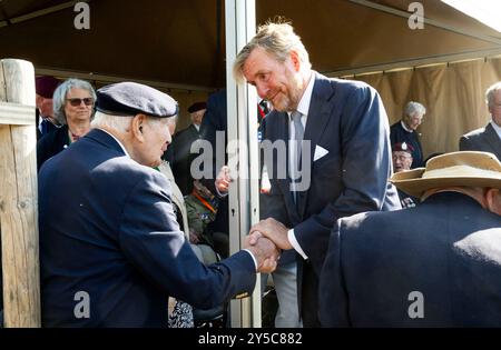 EDE, Niederlande, 2024 2011-09-21 12:53:43 EDE, 21-09-2024, Ginkelse Heide König Willem Alexander während der Luftlandezeit und des Gedenkens im Kontext von 80 Jahren Freiheit. König Willem-Alexander nimmt an der Gedenkveranstaltung auf der Ginkelse Heide Teil und legt den ersten Kranz am Luftlandedenkmal ab. FOTO: NLBeeld/Patrick van EMST Credit: NL Beeld / Patrick van EMST Stockfoto