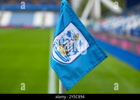 John Smith's Stadium, Huddersfield, England - 21. September 2024 Eine allgemeine Ansicht des John Smith's Stadions mit einer Eckfahne mit dem Huddersfield Town Club Wappen - vor dem Spiel Huddersfield Town gegen Northampton Town, Sky Bet League One, 2024/25, John Smith's Stadium, Huddersfield, England - 21. September 2024 Credit: Mathew Marsden/WhiteRosePhotos/Alamy Live News Stockfoto