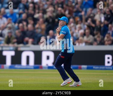 Headingley, Leeds, Großbritannien. September 2024. 2nd Metro Bank One Day Cricket International, England gegen Australien; Matthew Potts aus England macht einen Fang, um Mitchell Starc aus Australien First Ball zu entlassen Stockfoto