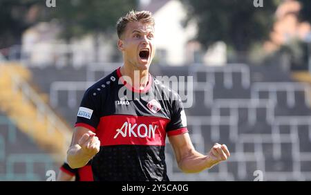 Augsburg, Deutschland. September 2024. v.li.: Moritz Hannemann (FC Würzburger Kickers) mit Torjubel, Tor feiern, Jubel über das Tor zum 0:1, Einzelbild, 21.09.2024, Augsburg (Deutschland), Fussball, REGIONALLIGA BAYERN, FC AUGSBURG II - FC WÜRZBURGER KICKERS, DFB/DFL-VORSCHRIFTEN VERBIETEN DIE VERWENDUNG VON FOTOGRAFIEN ALS BILDSEQUENZEN UND/ODER QUASI-VIDEO. Quelle: dpa/Alamy Live News Stockfoto