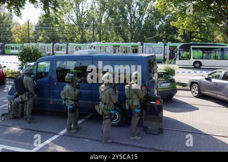 Hannover, Deutschland. September 2024. Polizeibeamte des Sondereinsatzkommandos (SEK) stehen im Üstra-Depot Glocksee während einer Großübung der Polizeidirektion Hannover. In Zusammenarbeit mit mehreren Behörden trainierte die Polizei Hannover das Szenario eines Terroranschlags. Quelle: OLE Spata/dpa/Alamy Live News Stockfoto