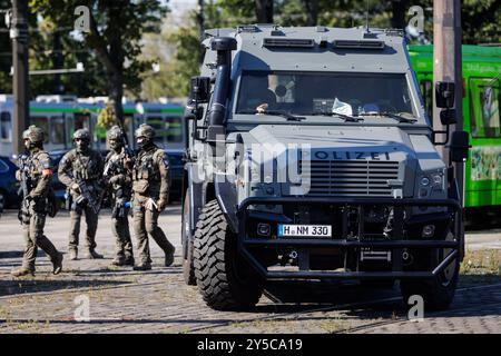 Hannover, Deutschland. September 2024. Polizeibeamte des Sonderkommandos (SEK) laufen während einer großangelegten Übung des Polizeipräsidiums Hannover im üstra-Depot Glocksee. Das Polizeipräsidium Hannover hat in Zusammenarbeit mit mehreren Behörden das Szenario eines Terroranschlags geschult. Quelle: OLE Spata/dpa/Alamy Live News Stockfoto