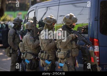 Hannover, Deutschland. September 2024. Polizeibeamte des Sondereinsatzkommandos (SEK) stehen im Üstra-Depot Glocksee während einer Großübung der Polizeidirektion Hannover. In Zusammenarbeit mit mehreren Behörden trainierte die Polizei Hannover das Szenario eines Terroranschlags. Quelle: OLE Spata/dpa/Alamy Live News Stockfoto