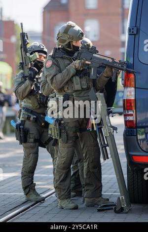 Hannover, Deutschland. September 2024. Polizeibeamte des Sondereinsatzkommandos (SEK) stehen im Üstra-Depot Glocksee während einer Großübung der Polizeidirektion Hannover. In Zusammenarbeit mit mehreren Behörden trainierte die Polizei Hannover das Szenario eines Terroranschlags. Quelle: OLE Spata/dpa/Alamy Live News Stockfoto