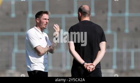 Augsburg, Deutschland. September 2024. v.li.: Trainer Tobias Strobl (FC Augsburg II), Sportdirektor und Interimstrainer Sebastian Neumann (FC Würzburger Kickers), 21.09.2024, Augsburg (Deutschland), Fussball, Regionalliga Bayern, FC AUGSBURG II - FC WÜRZBURGER KICKERS, DFB/DFL-VORSCHRIFTEN VERBIETEN DIE VERWENDUNG VON FOTOGRAFIEN ALS BILDSEQUENZEN UND/ODER QUASI-VIDEO. Quelle: dpa/Alamy Live News Stockfoto