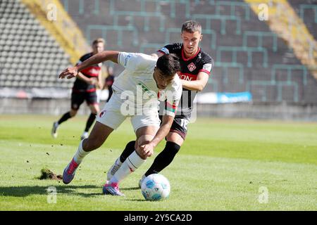 Augsburg, Deutschland. September 2024. v.li.: Mahmut Can Kücüksahin (FC Augsburg II), Tobias Horn (FC Augsburg II), 21.09.2024, Augsburg (Deutschland), Fussball, Regionalliga Bayern, FC AUGSBURG II - FC WÜRZBURGER KICKERS, DFB/DFL-VORSCHRIFTEN VERBIETEN DIE VERWENDUNG VON FOTOGRAFIEN ALS BILDSEQUENZEN UND/ODER QUASI-VIDEO. Quelle: dpa/Alamy Live News Stockfoto