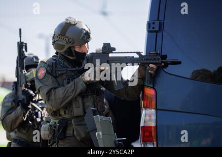 Hannover, Deutschland. September 2024. Polizeibeamte des Sondereinsatzkommandos (SEK) stehen im Üstra-Depot Glocksee während einer Großübung der Polizeidirektion Hannover. In Zusammenarbeit mit mehreren Behörden trainierte die Polizei Hannover das Szenario eines Terroranschlags. Quelle: OLE Spata/dpa/Alamy Live News Stockfoto