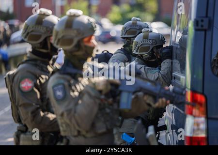 Hannover, Deutschland. September 2024. Polizeibeamte des Sondereinsatzkommandos (SEK) stehen im Üstra-Depot Glocksee während einer Großübung der Polizeidirektion Hannover. In Zusammenarbeit mit mehreren Behörden trainierte die Polizei Hannover das Szenario eines Terroranschlags. Quelle: OLE Spata/dpa/Alamy Live News Stockfoto