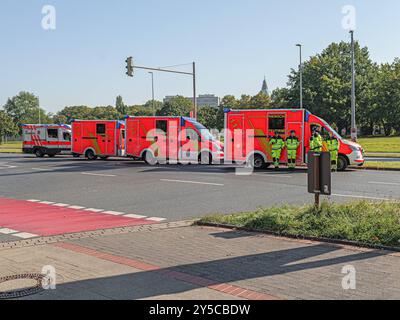 Anti-Terror-Übung in Hannover Rettungswagen stehen an der Zufahrt zur Einsatzstelle für den Transport verletzter Geisel bereit. *** Anti-Terror-Übung in Hannover Krankenwagen stehen bereit an der Zufahrtsstraße zum Tatort für den Transport verletzter Geiseln Copyright: XBerndxGüntherx Stockfoto