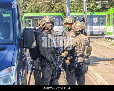 Anti-Terror-Übung in Hannover Spezialeinsatzkommando der Polizei nähert sich dem Bus mit dem Täter. *** Anti-Terror-Übung in Hannover Sonderpolizei nähert sich dem Bus mit dem Täter Urheberrecht: XBerndxGüntherx Stockfoto