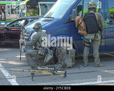 Anti-Terror-Übung in Hannover ein Scharfschütze des SEK der Polizei bezieht Position in der Nähe des Tatortes. *** Anti-Terror-Übung in Hannover Ein Scharfschütze der SEK-Polizei nimmt Position in der Nähe des Tatorts Ein Copyright: XBerndxGüntherx Stockfoto