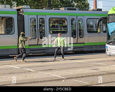 Anti-Terror-Übung in Hannover bei einer zweiten Lage nimmt ein Täter einen Busfahrer in einem Staßenbahndepot der ÜSTRA als Geisel. *** Anti-Terror-Übung in Hannover in einer zweiten Situation nimmt ein Täter einen Busfahrer als Geisel in einem ÜSTRA Straßenbahndepot Urheberrecht: XBerndxGüntherx Stockfoto