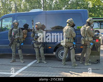 Anti-Terror-Übung in Hannover Spezialeinsatzkommando der Polizei nähert sich dem Bus mit dem Täter. *** Anti-Terror-Übung in Hannover Sonderpolizei nähert sich dem Bus mit dem Täter Urheberrecht: XBerndxGüntherx Stockfoto