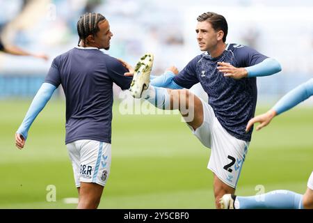 Luis Binks (rechts) von Coventry City bereitet sich vor dem Sky Bet Championship-Spiel in der Coventry Building Society Arena auf. Bilddatum: Samstag, 21. September 2024. Stockfoto