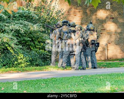 Anti-Terror-Übung in Hannover ein Spezialeinsatzkommando SEK der Polizei dringt in ein Gebäude vor. *** Anti-Terror-Übung in Hannover Eine Sondereinsatzgruppe der Polizei SEK betritt ein Gebäude Urheberrecht: XBerndxGüntherx Stockfoto