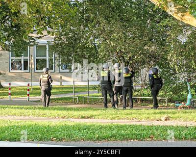 Anti-Terror-Übung in Hannover Polizeikräfte sichern weiträumig das Gelände an der Lavesallee *** Anti-Terror-Übung in Hannover Polizeikräfte sichern das Gebiet auf der Lavesallee weiträumig ab Copyright: XBerndxGüntherx Stockfoto