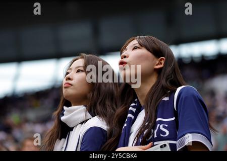 Fans in den Tribünen während des Premier League-Spiels im Tottenham Hotspur Stadium in London. Bilddatum: Samstag, 21. September 2024. Stockfoto