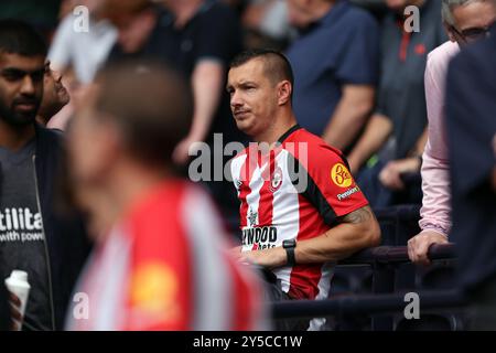 Brentford-Fans in den Tribünen während des Premier League-Spiels im Tottenham Hotspur Stadium in London. Bilddatum: Samstag, 21. September 2024. Stockfoto