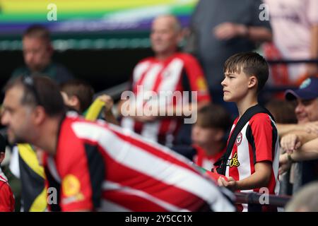 Brentford-Fans in den Tribünen während des Premier League-Spiels im Tottenham Hotspur Stadium in London. Bilddatum: Samstag, 21. September 2024. Stockfoto