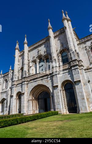 Außen befindet sich das Kloster Jerónimos, eines der prominentesten Beispiele der spätportugiesischen gotischen Manuelinarchitektur in Lissabon Stockfoto