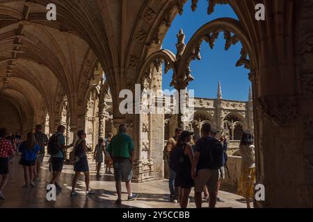 Touristen wandern auf dem Balkon des Klosters Jerónimos mit seinen komplizierten Steinschnitzereien, dem Nationaldenkmal und dem UNESCO-Weltkulturerbe. Stockfoto
