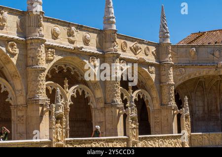 Der Balkon des Klosters Jerónimos zeigt komplizierte Steinschnitzereien, das Nationaldenkmal und das UNESCO-Weltkulturerbe. Stockfoto
