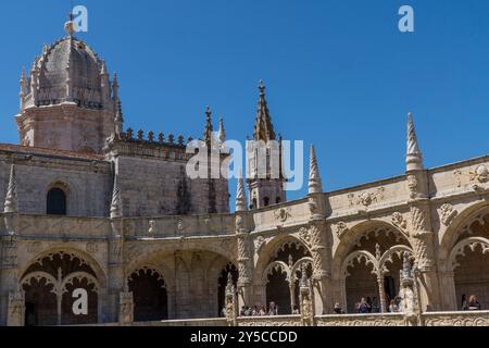 Der Balkon des Klosters Jerónimos zeigt komplizierte Steinschnitzereien, das Nationaldenkmal und das UNESCO-Weltkulturerbe. Stockfoto
