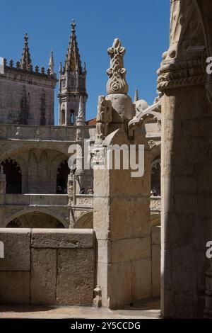 Der Balkon des Klosters Jerónimos zeigt komplizierte Steinschnitzereien, das Nationaldenkmal und das UNESCO-Weltkulturerbe. Stockfoto