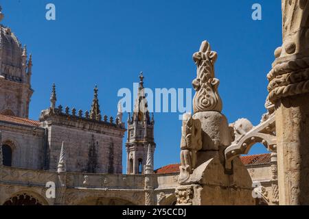 Der Balkon des Klosters Jerónimos zeigt komplizierte Steinschnitzereien, das Nationaldenkmal und das UNESCO-Weltkulturerbe. Stockfoto