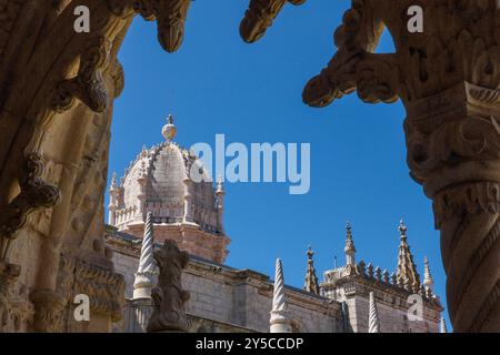 Blick auf die Türme vom Balkon des Klosters Jerónimos mit komplizierten Steinschnitzereien, Nationaldenkmal und UNESCO-Weltkulturerbe. Stockfoto