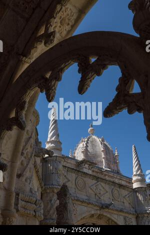Blick auf die Türme vom Balkon des Klosters Jerónimos mit komplizierten Steinschnitzereien, Nationaldenkmal und UNESCO-Weltkulturerbe. Stockfoto