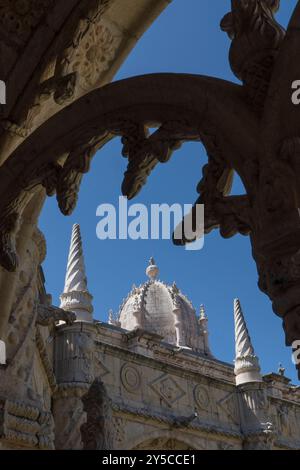 Blick auf die Türme vom Balkon des Klosters Jerónimos mit komplizierten Steinschnitzereien, Nationaldenkmal und UNESCO-Weltkulturerbe. Stockfoto