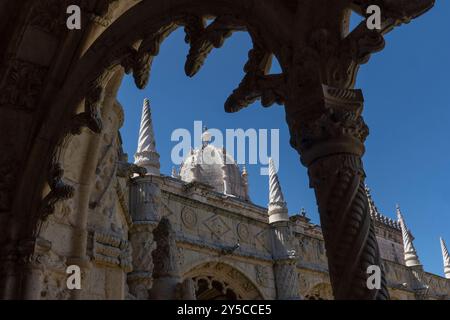 Blick auf die Türme vom Balkon des Klosters Jerónimos mit komplizierten Steinschnitzereien, Nationaldenkmal und UNESCO-Weltkulturerbe. Stockfoto