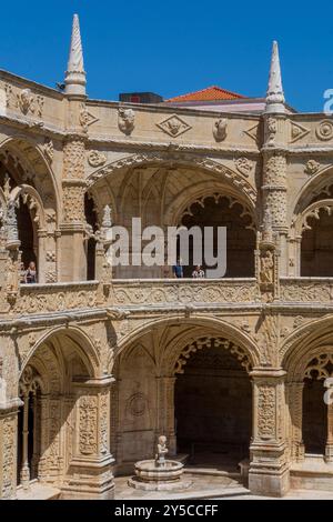 Der Balkon des Klosters Jerónimos zeigt komplizierte Steinschnitzereien, das Nationaldenkmal und das UNESCO-Weltkulturerbe. Stockfoto