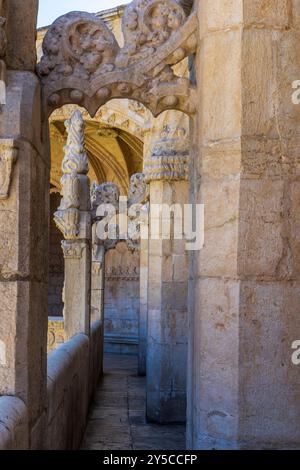 Der Balkon des Klosters Jerónimos zeigt komplizierte Steinschnitzereien, das Nationaldenkmal und das UNESCO-Weltkulturerbe. Stockfoto