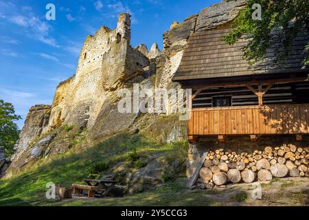 Fachwerkhaus, Burgruine im Hintergrund Stockfoto