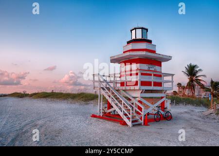 Miamis Art déco-Rettungsstation am South Point Park während eines wunderschönen Sonnenaufgangs Stockfoto