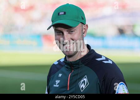 Bremen, Deutschland. September 2024. v.li.: OLE Werner (Trainer, Cheftrainer, SV Werder Bremen) Porträt, Nahaufnahme, Einzelfoto, Einzelbild, lächelt, lacht, Freude, freut sich, 21.09.2024, Bremen (Deutschland), Fussball, Bundesliga, SV Werder Bremen - FC Bayern München Credit: dpa/Alamy Live News Stockfoto