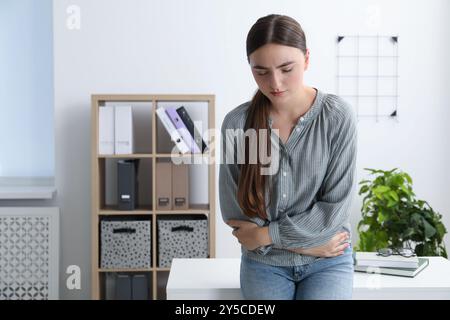 Frau mit Menstruationsschmerzen in der Praxis Stockfoto