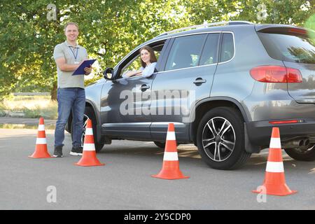 Frau, die die Manövrierfähigkeit auf der Rennstrecke besteht Stockfoto