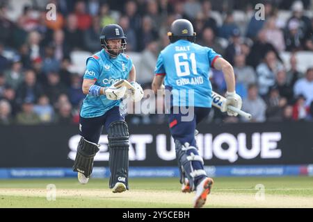 Ben Duckett aus England macht zwei Rennen während der zweiten Metro Bank One Day International England gegen Australien am Headingley Cricket Ground, Leeds, Großbritannien, 21. September 2024 (Foto: Mark Cosgrove/News Images) Stockfoto