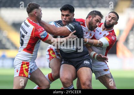 Herman ese’ese vom Hull FC wird von Bayley Sironen von Catalan Dragons, Ben Garcia von Catalan Dragons und Julian Bousquet von Catalan Dragons während des Spiels der Betfred Super League 27 Hull FC gegen Catalans Dragons im MKM Stadium, Hull, Großbritannien, 21. September 2024 (Foto: Alfie Cosgrove/News Images) Stockfoto