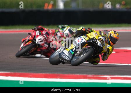 (29) Andrea Iannone aus Italien vom Team GoEleven fährt Ducati Panigale V4R während der FIM Motul Superbike World Championship - Rennen 1 der Acerbis Italian Round auf dem Cremona Circuit in San Martino del Lago am 21. September 2024 in Cremona, Italien. Stockfoto