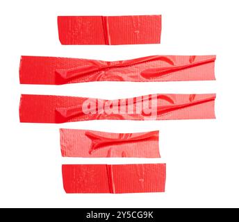 Draufsicht Set aus zerknittertem rotem Vinyl-Klebeband oder Stoffband in Streifenform ist auf weißem Hintergrund mit Beschneidungspfad isoliert. Stockfoto