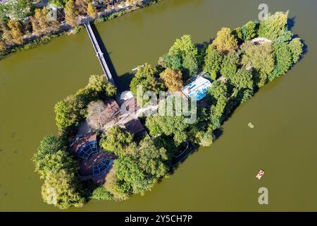 Der Inselzoo Altenburg in Thüringen der Inselzoo Altenburg in Altenburg, 21.09.2024 der Kreisstadt des Landkreises Altenburger Land in Thüringen, ist Deutschlands einziger Zoo, der sich auf einer Insel befindet. Die Insel befindet sich in der Mitte des Großen Teiches am südlichen Rand der Altenburger Altstadt und ist über eine feste Brücke zugänglich. Anfang 2008 wurde der Zoo von den Zuschauern des MDR zu Thüringens schönstem Zoo insgesamt als viertschönster Zoo Mitteldeutschlands nach Görlitz, Leipzig und Weißenfels gewählt. Die Insel, auf der sich heute der Zoo befindet, war 1720/1721 kün Stockfoto