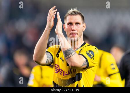 Brügge, Belgien. September 2024. BRÜGGE, BELGIEN - 18. SEPTEMBER: Niklas Sule von Borussia Dortmund applaudiert den Fans beim Spiel der UEFA Champions League 2024/25 Phase MD1 zwischen Club Brugge KV und Borussia Dortmund im Jan Breydelstadion am 18. September 2024 in Brügge. (Foto: Joris Verwijst/BSR Agency) Credit: BSR Agency/Alamy Live News Stockfoto