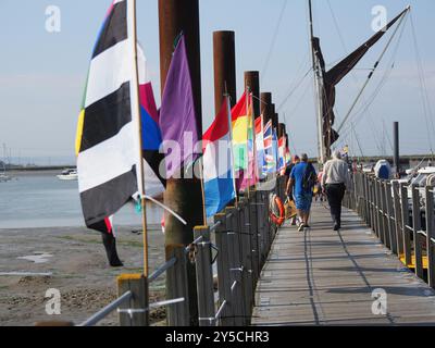 Queenborough, Kent, Großbritannien. September 2024. Das Queenborough Classic Boat Festival, das dieses Wochenende in Kent stattfindet, zeigt eine Vielzahl klassischer Boote, die die Öffentlichkeit neben der Flut-Landung im Hafen von Queenborough sehen kann. Sonniges und warmes Wetter herrschte. Quelle: James Bell/Alamy Live News Stockfoto