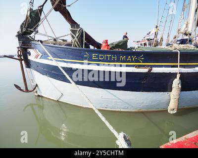 Queenborough, Kent, Großbritannien. September 2024. Das Queenborough Classic Boat Festival, das dieses Wochenende in Kent stattfindet, zeigt eine Vielzahl klassischer Boote, die die Öffentlichkeit neben der Flut-Landung im Hafen von Queenborough sehen kann. Sonniges und warmes Wetter herrschte. Quelle: James Bell/Alamy Live News Stockfoto